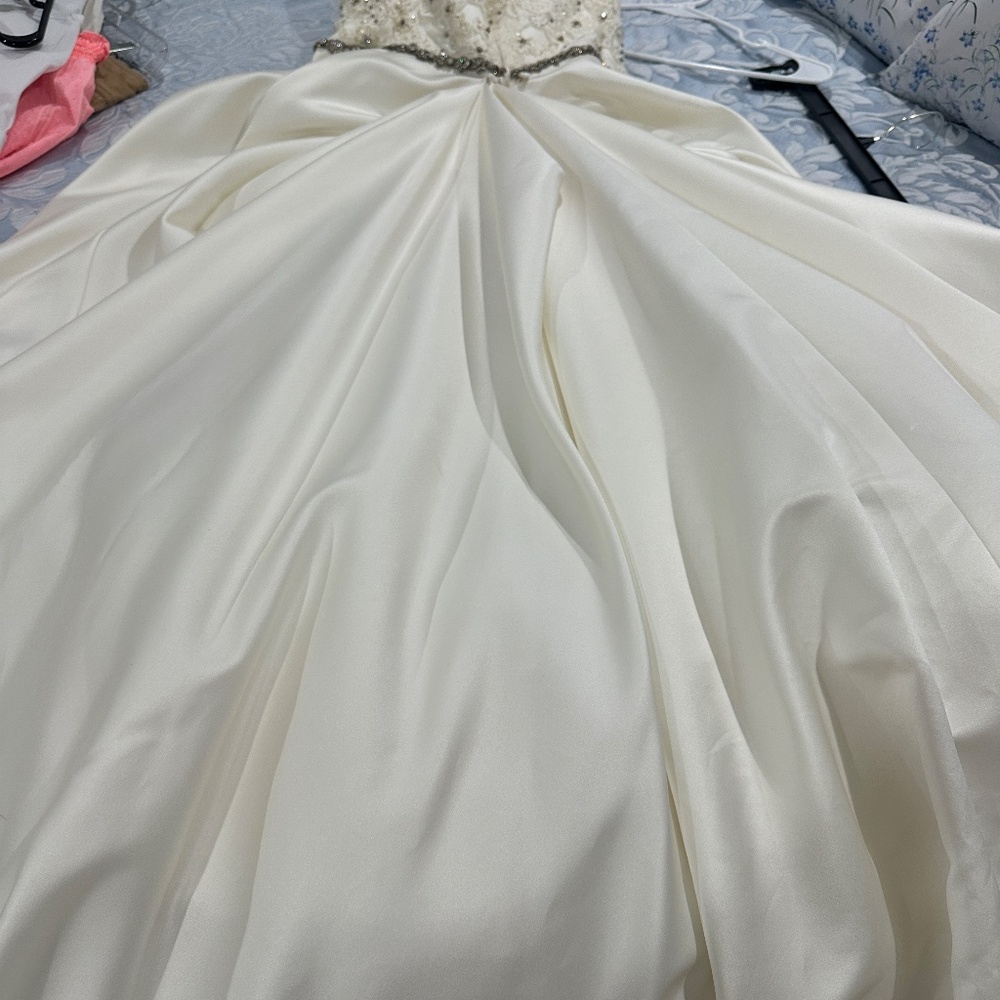 Wedding Dress by ENZOANI - Picture 3 of 16